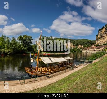 Die Touristenattraktion La Roque-Gageac, am Fluss Dordogne, eingebettet in die Klippe, ist eines der schönsten Dörfer Frankreichs. Stockfoto