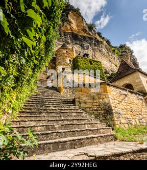 Die Touristenattraktion La Roque-Gageac, am Fluss Dordogne, eingebettet in die Klippe, ist eines der schönsten Dörfer Frankreichs. Stockfoto