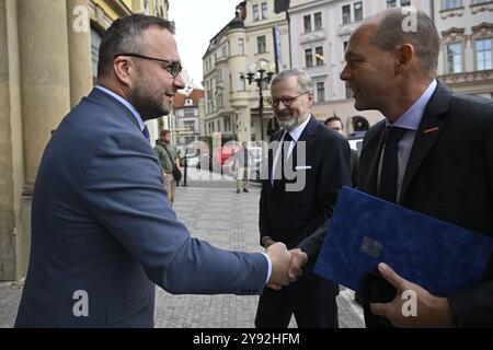 Prag, Tschechische Republik. Oktober 2024. Der stellvertretende Premierminister und Minister für Arbeit und Soziales Marian Jurecka (KDU-CSL; links), der nach dem scheidenden Piratenführer Ivan Bartos vorübergehend für das Ministerium für regionale Entwicklung zuständig ist, begrüßt den neuen Minister für regionale Entwicklung Petr Kulhanek (STAN; rechts) bei seiner Ankunft im ministerium, wo er am 8. Oktober vom tschechischen Premierminister Petr Fiala (ODS; Mitte) in Prag, Tschechische Republik, vereidigt wird. 2024. Quelle: VIT Simanek/CTK Photo/Alamy Live News Stockfoto