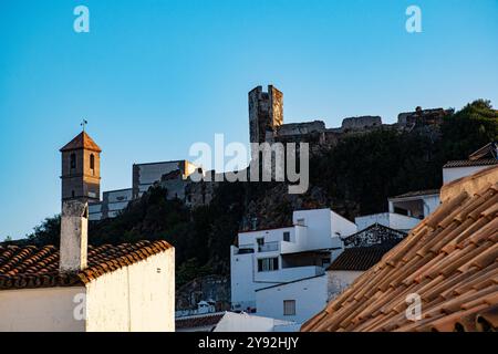 Schloss von Casares Spanien auf der Oberseite des Rock an einem sonnigen Tag Stockfoto