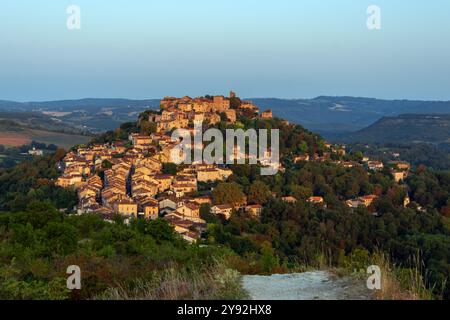 Das südfranzösische mittelalterliche Bergdorf Cordes-sur-Ciel. Stockfoto