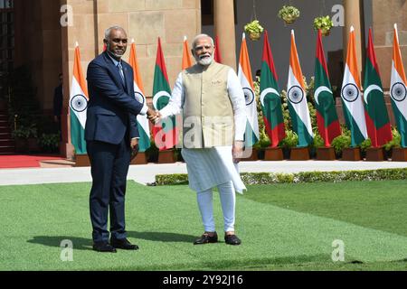 Neu-Delhi, Indien. Oktober 2024. NEW DELHI, INDIEN - 7. OKTOBER: Premierminister Narendra Modi (R) und der maledivische Präsident Mohamed Muizzu schütteln vor ihrem Treffen im Hyderabad-Haus am 7. Oktober 2024 in Neu-Delhi, Indien. (Foto: Sonu Mehta/Hindustan Times/SIPA USA) Credit: SIPA USA/Alamy Live News Stockfoto