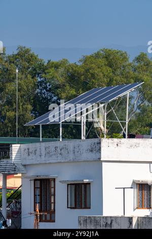 Oktober7.2024, Dehradun City Uttarakhand Indien. Auf städtischen Dächern in Uttarakhand, Indien, installierte Solarpaneele, die für grüne Energie und saubere Energie stehen Stockfoto