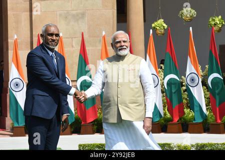 Neu-Delhi, Indien. Oktober 2024. NEW DELHI, INDIEN - 7. OKTOBER: Premierminister Narendra Modi (R) und der maledivische Präsident Mohamed Muizzu schütteln vor ihrem Treffen im Hyderabad-Haus am 7. Oktober 2024 in Neu-Delhi, Indien. (Foto: Sonu Mehta/Hindustan Times/SIPA USA) Credit: SIPA USA/Alamy Live News Stockfoto