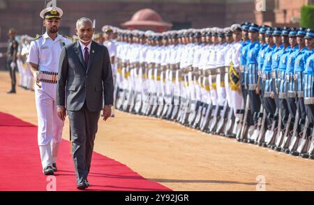 Neu-Delhi, Indien. Oktober 2024. NEW DELHI, INDIEN - 7. OKTOBER: Malediven-Präsident Mohamed Muizzu inspiziert die Ehrengarde während seines zeremoniellen Empfangs am 7. Oktober 2024 in Rashtrapati Bhavan in Neu-Delhi, Indien. (Foto: Raj K Raj/Hindustan Times/SIPA USA) Credit: SIPA USA/Alamy Live News Stockfoto