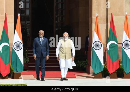 Neu-Delhi, Indien. Oktober 2024. NEW DELHI, INDIEN - 7. OKTOBER: Premierminister Narendra Modi (R) und der maledivische Präsident Mohamed Muizzu schütteln vor ihrem Treffen im Hyderabad-Haus am 7. Oktober 2024 in Neu-Delhi, Indien. (Foto: Sonu Mehta/Hindustan Times/SIPA USA) Credit: SIPA USA/Alamy Live News Stockfoto