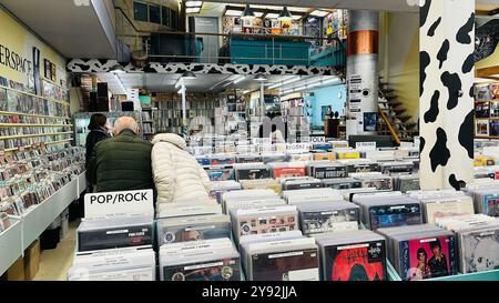 Delft, Niederlande 16. Dezember 2023; Innenraum eines Vinylgeschäfts in Delft. Der Laden heißt Plexus. Stockfoto