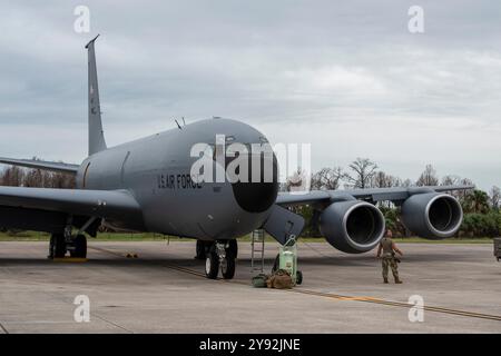 Mitglieder der 927th Maintenance Group und der 6th Maintenance Group arbeiten zusammen, um ein KC-135 Stratotanker Flugzeug zur Evakuierung der MacDill Air F vorzubereiten Stockfoto