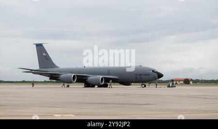 Flieger, die dem 6. Luftbetankungsflügel und dem 927. ARW zugeordnet sind, verlagern KC-135-Flugzeuge vor Hurrikan Milton auf der MacDill Air Force Base, Florida. Stockfoto