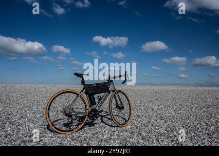 Orbea Gain Elektro-Rennrad in Pointe du Hourdel, Somme, Frankreich. Stockfoto