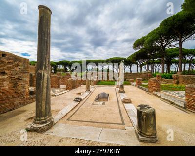 Atrium mit einem impluvium mit Brunnen im Zentrum, umgeben von acht Marmorsäulen - Domus di Apuleio - Archäologischer Park von Ostia antica Stockfoto