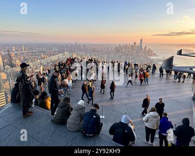 New York, USA: 9. Februar 2024: Touristen warten auf Sonnenuntergang auf der Aussichtsplattform des Edge in New York Stockfoto