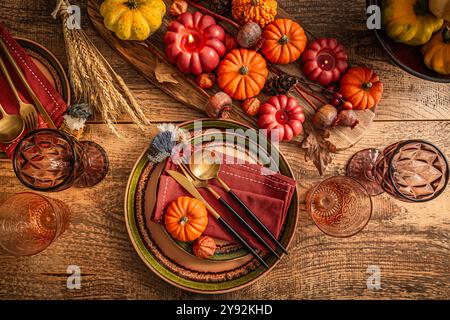 Festlicher Thanksgiving-Tisch mit Kürbissen und Kerzen in Orange und Rot Stockfoto