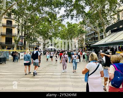 Barcelona, Spanien: 23. Juni 2024; Touristen auf der Fußgängerzone La Rambla im gotischen Viertel von Barcelona Stockfoto