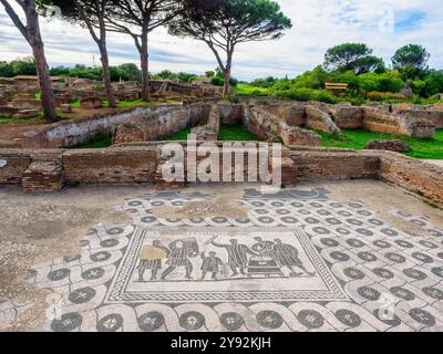 Mosaik im Saal der Getreidemaße (120 n. Chr.) - Archäologischer Park von Ostia Antica, Rom, Italien Stockfoto