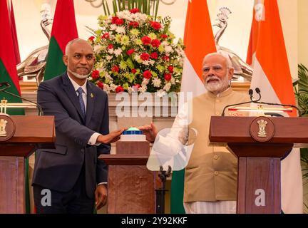 Neu-Delhi, Indien. Oktober 2024. NEW DELHI, INDIEN - 7. OKTOBER: Premierminister Narendra Modi und Präsident der Malediven Mohamed Muizzu weihen die neue Start- und Landebahn am Hanimaadhoo International Airport, Malediven, während einer gemeinsamen Pressemitteilung nach einem Treffen im Hyderabad House am 7. Oktober 2024 in Neu-Delhi, Indien. (Foto: Raj K Raj/Hindustan Times/SIPA USA) Credit: SIPA USA/Alamy Live News Stockfoto