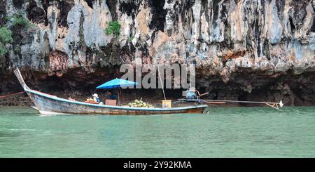 Phang Nga, Thailand - 26. Oktober 2016: Traditionelles Langboot transportiert Güter entlang der Küste. Stockfoto