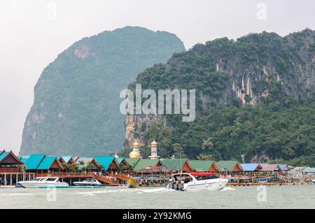 Phang Nga, Thailand - 26. Oktober 2016: Das Leben der Küstendörfer unter Kalksteinklippen. Stockfoto