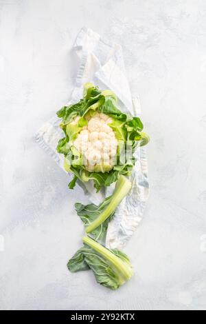 Bio-Blumenkohl auf Küchentisch Stockfoto