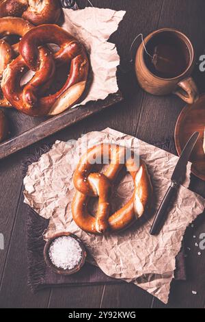 Deutsche Brezeln auf Küchentisch mit Salz und Butter Stockfoto