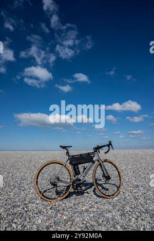 Orbea Gain Elektro-Rennrad in Pointe du Hourdel, Somme, Frankreich. Stockfoto