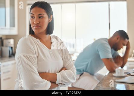 Paare, Streit und traurig im Haus, Arme gekreuzt und Menschen mit Stress, Denken und Frustration in der Küche. Scheidung, Frau und Mann mit Konflikt Stockfoto