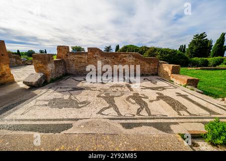 Mosaik in der Terme di Porta Marina (Meeresbäder) – dieser große Badekomplex wurde in der Trajanischen Zeit erbaut, um 110 n. Chr., dem Datum des Porträts von Marciana, der Schwester des Kaisers Trajan, im Archäologischen Park von Ostia Antica, Rom, Italien Stockfoto