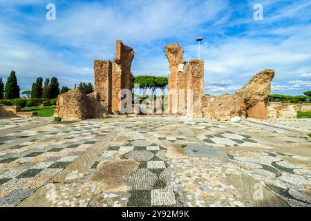 Mosaik in der Terme di Porta Marina (Meeresbäder) – dieser große Badekomplex wurde in der Trajanischen Zeit erbaut, um 110 n. Chr., dem Datum des Porträts von Marciana, der Schwester des Kaisers Trajan, im Archäologischen Park von Ostia Antica, Rom, Italien Stockfoto