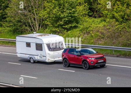 2017 Red Land Rover Disco-Y Sport Black HSE T, 2,0-Liter-Dieselmotor mit QUASAR 462-Caravan auf der M6-Autobahn UK Stockfoto