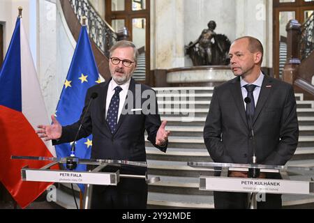 Prag, Tschechische Republik. Oktober 2024. Der tschechische Premierminister Petr Fiala (ODS; links) spricht auf einer Pressekonferenz nach der Amtseinführung des neuen Regionalentwicklungsministers Petr Kulhanek (für STAN; rechts) im Ministerium für regionale Entwicklung in Prag, Tschechische Republik, am 8. Oktober 2024. Quelle: VIT Simanek/CTK Photo/Alamy Live News Stockfoto