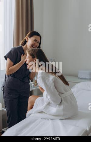 Sprechstunde in der kosmetologischen Klinik. Weibliche Schönheitsärztin im Gespräch mit Patienten. . Hochwertige Fotos Stockfoto