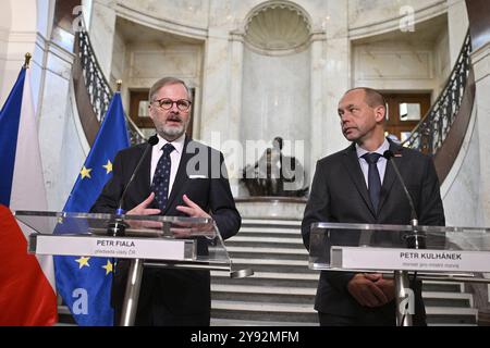 Prag, Tschechische Republik. Oktober 2024. Der tschechische Premierminister Petr Fiala (ODS; links) spricht auf einer Pressekonferenz nach der Amtseinführung des neuen Regionalentwicklungsministers Petr Kulhanek (für STAN; rechts) im Ministerium für regionale Entwicklung in Prag, Tschechische Republik, am 8. Oktober 2024. Quelle: VIT Simanek/CTK Photo/Alamy Live News Stockfoto