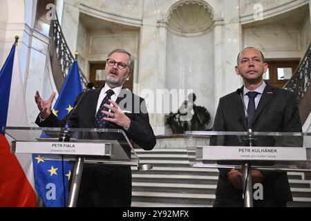 Prag, Tschechische Republik. Oktober 2024. Der tschechische Premierminister Petr Fiala (ODS; links) spricht auf einer Pressekonferenz nach der Amtseinführung des neuen Regionalentwicklungsministers Petr Kulhanek (für STAN; rechts) im Ministerium für regionale Entwicklung in Prag, Tschechische Republik, am 8. Oktober 2024. Quelle: VIT Simanek/CTK Photo/Alamy Live News Stockfoto