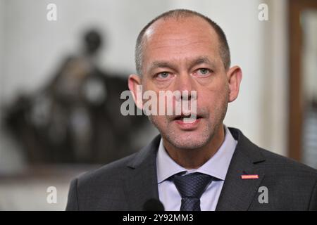 Prag, Tschechische Republik. Oktober 2024. Der neue regionale Entwicklungsminister Petr Kulhanek (für STAN) spricht während einer Pressekonferenz nach seiner Amtseinführung im Ministerium für regionale Entwicklung in Prag, Tschechische Republik, am 8. Oktober 2024. Quelle: VIT Simanek/CTK Photo/Alamy Live News Stockfoto