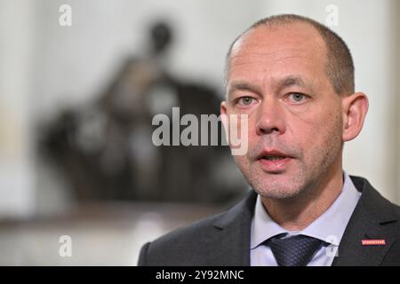 Prag, Tschechische Republik. Oktober 2024. Der neue regionale Entwicklungsminister Petr Kulhanek (für STAN) spricht während einer Pressekonferenz nach seiner Amtseinführung im Ministerium für regionale Entwicklung in Prag, Tschechische Republik, am 8. Oktober 2024. Quelle: VIT Simanek/CTK Photo/Alamy Live News Stockfoto