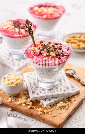 Chia-Kokospudding mit Himbeer-Smoothie, Nüssen und Kakao-Nibs Stockfoto