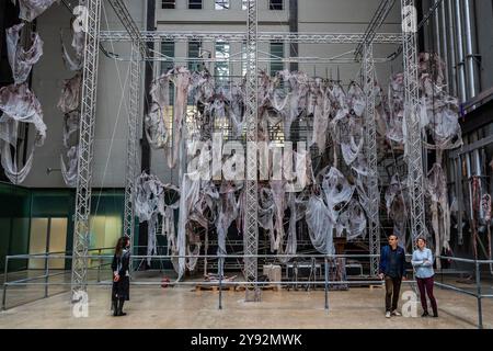 London, Großbritannien. Oktober 2024. Öffnen Sie die neue Hyundai-Kommission von Mire Lee in der Turbine Hall in Tate Modern. Sie lädt Besucher ein, „in widersprüchlichen Emotionen zu schwelgen“. Sie ist bekannt für ihre „viszeralen Skulpturen, die kinetische, mechanisierte Elemente verwenden, um die Spannung zwischen weichen Formen und starren Systemen hervorzurufen“. Dieses neue Werk läuft vom 9. Oktober 2024 bis 16. März 2025 und wird die erste große Präsentation von Lees Arbeit in Großbritannien sein. Guy Bell/Alamy Live News Stockfoto