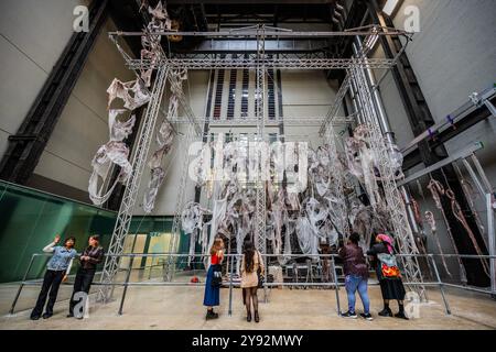 London, Großbritannien. Oktober 2024. Öffnen Sie die neue Hyundai-Kommission von Mire Lee in der Turbine Hall in Tate Modern. Sie lädt Besucher ein, „in widersprüchlichen Emotionen zu schwelgen“. Sie ist bekannt für ihre „viszeralen Skulpturen, die kinetische, mechanisierte Elemente verwenden, um die Spannung zwischen weichen Formen und starren Systemen hervorzurufen“. Dieses neue Werk läuft vom 9. Oktober 2024 bis 16. März 2025 und wird die erste große Präsentation von Lees Arbeit in Großbritannien sein. Guy Bell/Alamy Live News Stockfoto
