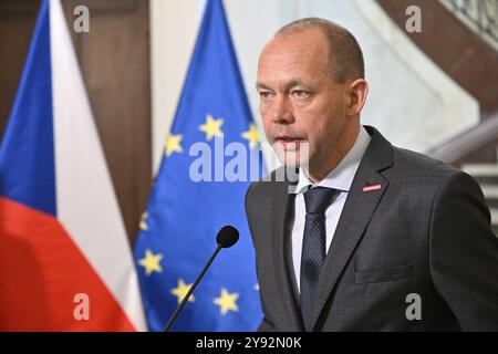 Der neue regionale Entwicklungsminister Petr Kulhanek (für STAN) spricht während einer Pressekonferenz nach seiner Amtseinführung im Ministerium für regionale Entwicklung in Prag, Tschechische Republik, am 8. Oktober 2024. (CTK-Foto/Vit Simanek) Stockfoto