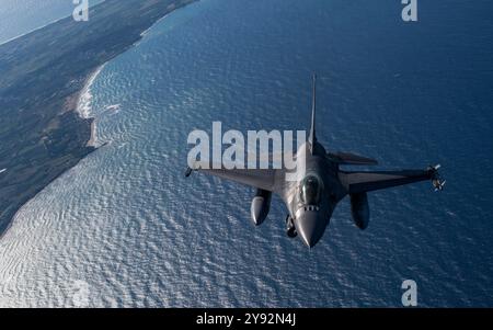 Eine portugiesische Luftwaffe F-16, die an der NATO-Übung Ramstein Flag 24 teilnimmt, fliegt am 4. Oktober 2024 über der Westküste Griechenlands. Über 13 Stockfoto