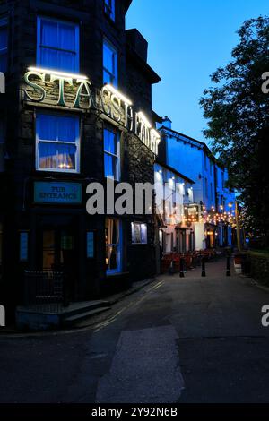 Blick in die Abenddämmerung auf das Stag Head Hotel, Bowness in Windermere Town, Cumbria, Lake District National Park, England, Großbritannien Stockfoto