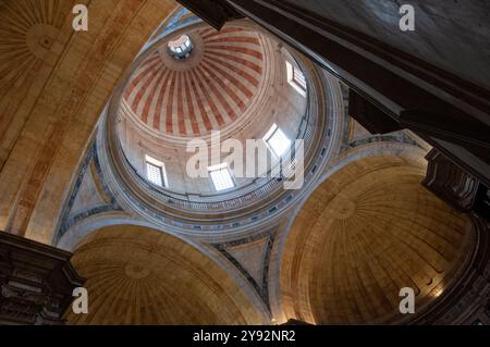 Innenansicht von unten auf das nationale Pantheon, Kirche Santa Engracia, Lissabon, Portugal Stockfoto