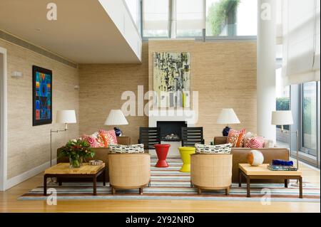 Geräumiges Wohnzimmer mit doppelter Höhe in einem modernen Designer-Haus, London, Großbritannien Stockfoto