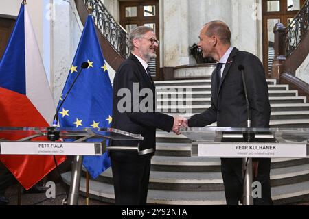 Prag, Tschechische Republik. Oktober 2024. Der tschechische Premierminister Petr Fiala (ODS; links) und der neue Minister für regionale Entwicklung Petr Kulhanek (für STAN; rechts) schütteln während einer Pressekonferenz nach der Amtseinführung des Ministers im Ministerium für regionale Entwicklung in Prag, Tschechische Republik, am 8. Oktober 2024. Quelle: VIT Simanek/CTK Photo/Alamy Live News Stockfoto