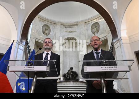 Prag, Tschechische Republik. Oktober 2024. Der tschechische Premierminister Petr Fiala (ODS; links) und der neue regionale Entwicklungsminister Petr Kulhanek (für STAN; rechts) halten nach der Amtseinführung des Ministers im Ministerium für regionale Entwicklung in Prag am 8. Oktober 2024 eine Pressekonferenz ab. Quelle: VIT Simanek/CTK Photo/Alamy Live News Stockfoto