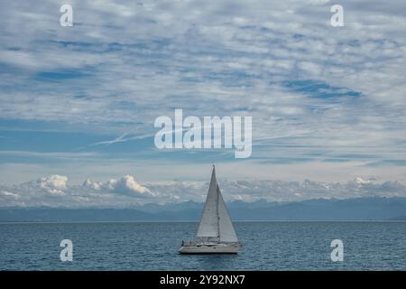 Segelboot auf dem Bodensee vor den Alpen *** Segelboot auf dem Bodensee vor den Alpen Stockfoto