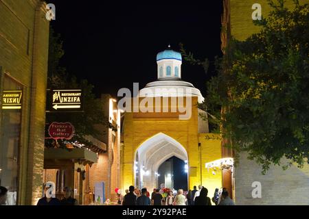 Buchara, Usbekistan - 12. September 2024: Typische Straße im touristischen Teil von Buchara bei Nacht Stockfoto