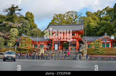 Das Haupttor des Yasaka-Schreins (八坂神社, Yasaka-jinja), früher Gion-Schrein (祇園神社, Gion-jinja) genannt, ist ein schintoistischer Schrein im Gion-Bezirk von Kyoto. Stockfoto