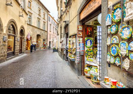 Blick auf die Via del Duomo Straße mit Souvenirläden in Orvieto. Umbrien, Italien Stockfoto