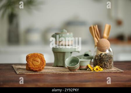 Tee-Set Mit Kuchen Auf Dem Tisch Stockfoto